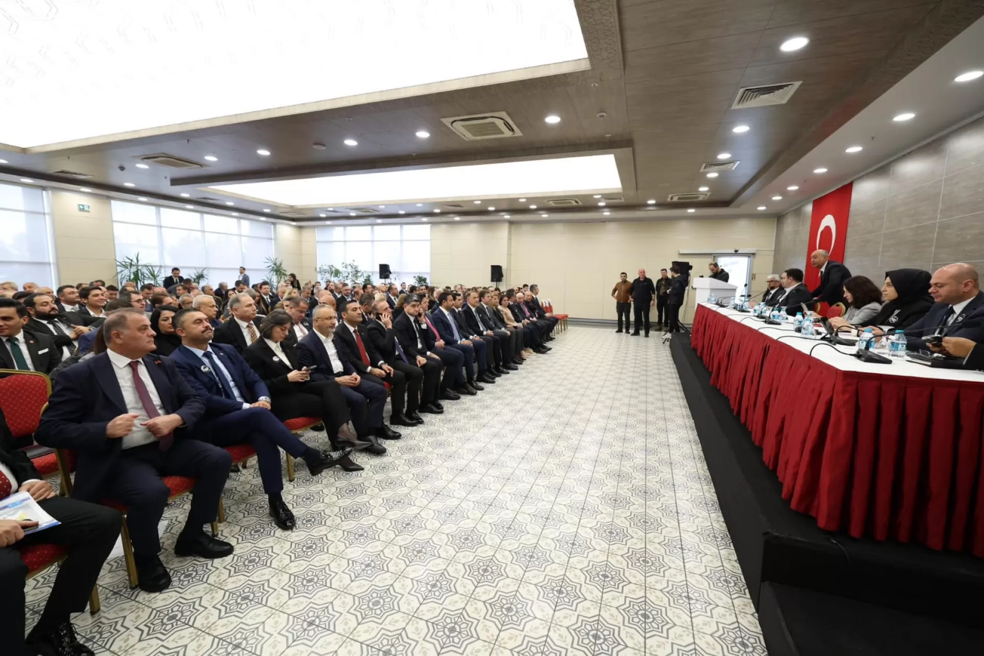 BAŞKAN OVALIOĞLU 25 BELEDİYE BAŞKANI ADINA KONUŞTU: İKTİDAR YÜRÜYÜŞÜMÜZDEN GERİ ADIM ATMAYACAĞIZ